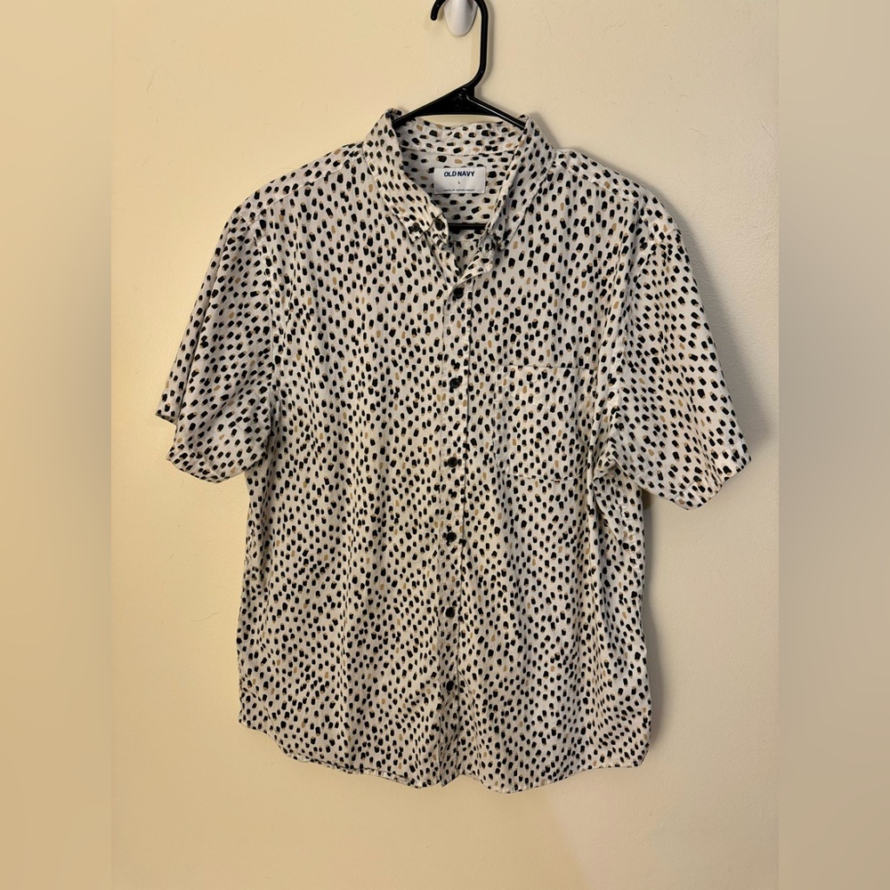Old Navy Men’s Abstract Print Button Up in Large